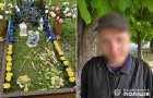 Зловмиснику, який вкрав квіти з могили захисника на Хмельниччині, оголосили підозру