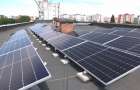 У Хмельницькому на дахах трьох міських поліклінік встановили сонячні панелі: яка їхня ефективність