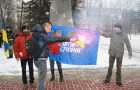 У Хмельницькому перед пам’ятником Шевченка свободівці спалили прапор Партії регіонів – ФОТО, ВІДЕО