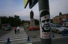 На вулицях Хмельницького наклеїли зображення обличчя Януковича з червоною міткою – ФОТО