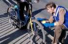 У Кам’янці-Подільському активісти “націоналізували” міст та велосипед перехожого