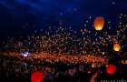 У Хмельницькому запустили кілька тисяч небесних ліхтариків за мир в Україні