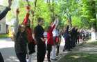 Понад 2 тисячі школярів у Кам’янці-Подільському підняли макові квіти на підтримку миру