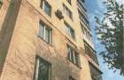 У центрі Хмельницького держвиконавці продають за борги трикіматну квартиру вартістю 30 тис. дол.