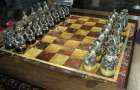 Ювелір зі Славути до 100-ліття Острозького заповідника виготовив унікальні шахи зі срібла та бурштину