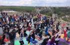 У Кам’янці-Подільському 200 людей впродовж години виконували вправи з йоги