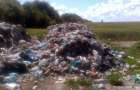 Через відмову Старокостянтинова львівське сміття викидають просто у полі