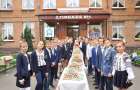 Учні Хмельницької гімназії №1 відправили на Схід для воїнів української армії 3250 тістечок