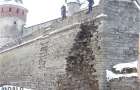 У Кам’янці-Подільському після обвалу демонтовують частину стіни Старої фортеці