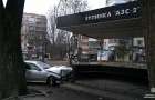 У Хмельницькому п’яний водій, який розбив автівку в зупинку громадського транспорту, намагався втекти