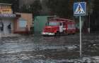 По коліна у воді – у Хмельницькому рятувальники ліквідовували наслідки затоплень вулиць
