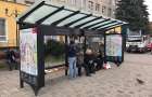 У Хмельницькому встановили перші дві «розумні» зупинки громадського транспорту