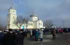 Війна за церкву на Хмельниччині пройшла з поліцією і вигуками “геть московського попа”