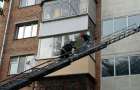 У Хмельницькому співробітники ДСНС врятували дівчину з карнизу балкону 4-го поверху