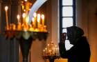 На Хмельниччині церковники радять утриматися від надмірного цілування ікон на час карантину
