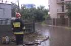 Наслідки зливи: рятувальники відкачали воду з дороги та прилеглих прибудинкових територій у Хмельницькому