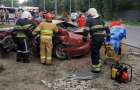 У Кам’янці-Подільському зіткнулися “швидка” і “Хонда”: рятувальники діставали з салону трьох пасажирів