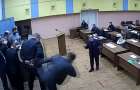 Депутат із Старокостянтинова показав дулю і перешкоджав висвітленню голосування за секретаря ради