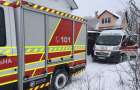 Поблизу Хмельницького рятувальники витягнули зі снігу “швидку”, в якій перебував важкий пацієнт