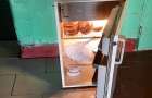У Нетішині поставили холодильники, в яких можна залишити харчі для безпритульних тварин