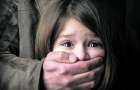 На Хмельниччині 45-річний чоловік зґвалтував 12-річну дівчинку