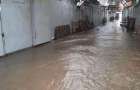 Наслідки зливи: у Хмельницькому підтоплені будинки, речові ринки “плавали” у воді