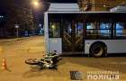 У центрі Хмельницького мотоцикл влетів у тролейбус, травмувалася жінка