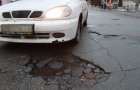 Двоє виконробів відбулися штрафами за автомобілі, які влетіли у ями на дорогах Хмельницького