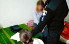 На Шепетівщині поліцейським довелось вгамовувати двох п’яних неповнолітніх дівчат, які буянили у гуртожитку