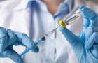 На Хмельниччині медиків та комунальників, які не вакцинуються до лютого, відсторонять від роботи