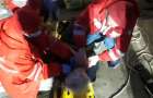На Хмельниччині надзвичайники врятували жінку, яка впала в 11-метровий колодязь