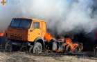 На Хмельниччині від пожежі сухої трави ледь не згоріла вантажівка