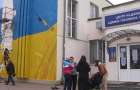 Київська фотохудожниця створює патріотичний мурал на одній з адміністративних будівель Хмельницького