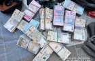 Хмельницькі правоохоронці оголосили підозру двом «валютникам», які ошукували людей під час обміну грошей