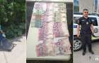 У Старій Синяві поліцейські виявили розкидані на узбіччі гроші: кошти повернули власниці