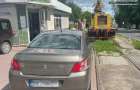 У Хмельницькому наклали штраф на водія, котрий припаркував авто на залізничній колії