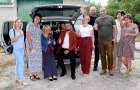 На Хмельниччині багатодітній сім’ї переселенців з Луганщини подарували автомобіль
