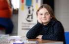 У Хмельницькому 10-ти річна переселенка проводить майстер-класи з бісероплетіння та передає гроші на ЗСУ