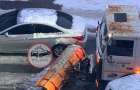 У Хмельницькому снігоприбиральна машина пошкодила припарковане авто