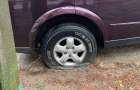 На Хмельниччині чоловік, котрий пошкодив шини на п’яти автомобілях, отримав 119 грн штрафу
