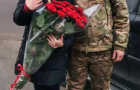 Війна випробує на міцність – офіцер з Хмельниччини на залізничному вокзалі у Харкові зробив пропозицію своїй нареченій