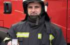 Рятувальника, який ліквідовував наслідки ракетних ударів по Старокостянтинову, нагородили відзнакою ДСНС