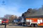 У Хмельницькому горів шиномонтаж, до гасіння пожежі залучили 19  рятувальників та  4 одиниці техніки