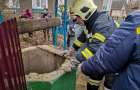 У Кам’янець-Подільському районі надзвичайники врятували жінку, яка впала в 15-метровий колодязь