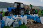 На Хмельниччині під час толоки на схилах Бакоти волонтери зібрали понад 200 мішків сміття
