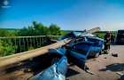 На Хмельниччині автівка зіткнулась з дорожнім відбійником – двоє людей загинули