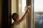 На Хмельниччині 4-річний хлопчик випав з вікна, коли просив їсти у перехожих. Його батьків судили