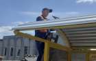 У громаді на Хмельниччині встановлюють сонячні панелі на автобусних зупинках