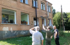У громаді на Хмельниччині через рашистську атаку постраждало близько п’ятисот будинків – як ліквідовують наслідки