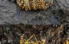 На Хмельниччині “шукачі скарбів” у полі виявили золоті артефакти, ймовірно, часів черняхівської культури